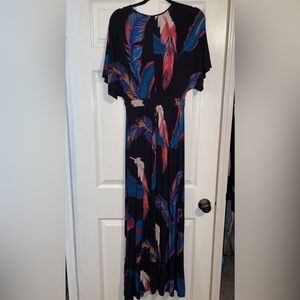 Women’s long maxi dress Size XS Express black with large feather print
